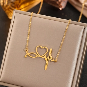 Collier en acier inoxydable doré avec pendentif stéthoscope et cœur sur boîte cadeau