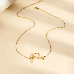 Collier doré en acier inoxydable avec pendentif battement de cœur sur papier texturé