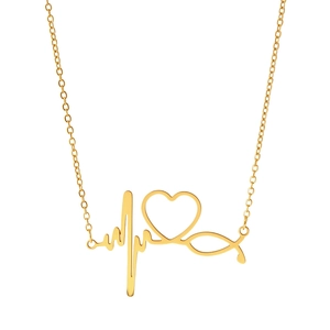 Détail du pendentif doré battement de cœur avec symbole Ichthys et cœur sur chaîne fine