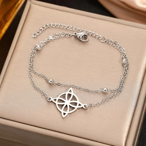 Zweilagiges Armband aus poliertem Edelstahl mit hohlem Blumenanhänger und Perlen