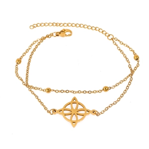 Detailansicht der goldene doppellagige Kette mit Keltenknoten und Karabinerverschluss