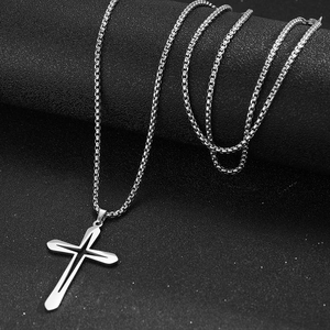 Pendentif croix étoile évidée en acier inoxydable poli avec chaîne de boîte sur présentoir