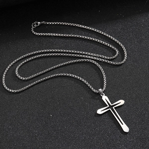 Pendentif croix en acier inoxydable poli avec insert noir et chaîne maille vénitienne