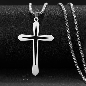 Collier pendentif croix étoile évidée en acier inoxydable poli avec chaîne box sur fond noir
