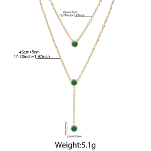 Detailansicht der doppelten goldene Y-Halskette mit grünen Zirkonia und Maßen