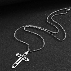 Collier avec pendentif croix creuse en acier inoxydable argenté style punk industriel