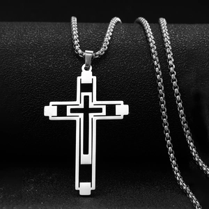 Pendentif croix évidée en acier inoxydable argenté et noir avec chaîne maille vénitienne