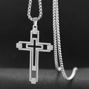 Collier avec pendentif croix évidée en acier inoxydable au design géométrique étagé