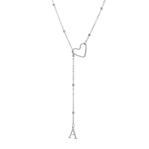 Détail macro du collier en Y argenté avec maillon cœur évidé et pendentif lettre A