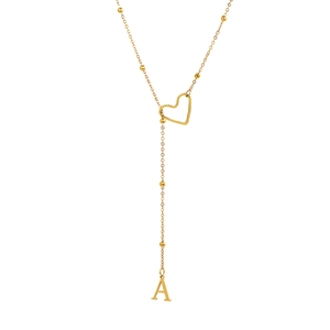 Détail du collier en Y doré avec cœur évidé et pendentif en forme de lettre A