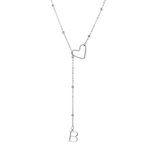 Gros plan sur un collier en Y argenté avec maillon cœur évidé et pendentif lettre B