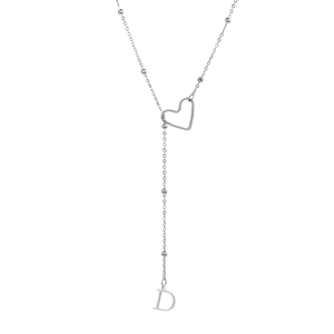 Détail du collier en Y argenté avec fermoir coeur évidé et pendentif de la lettre D
