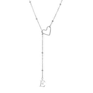 Détail du collier en Y argenté avec breloque cœur et pendentif lettre E sur chaîne à billes