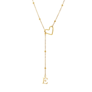 Détail d'un collier en Y doré avec maillon cœur et pendentif lettre E gravée