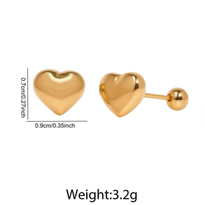 Vue détaillée des boucles d'oreilles cœur en or avec dimensions et fermoir à vis