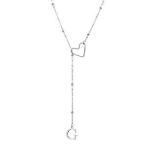 Vue macro détaillée du collier en Y en acier inoxydable argenté avec cœur évidé et pendentif G