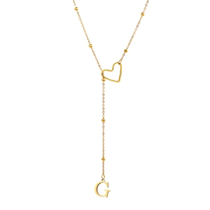 Détail du collier en Y doré avec pendentif cœur ajouré et lettre G majuscule