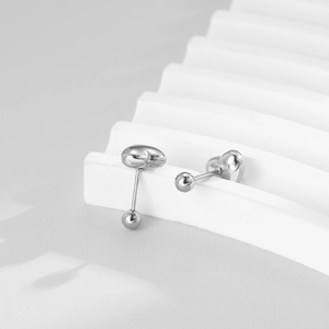 Boucles d'oreilles cœur en argent poli avec fermoir à vis à bille au style minimaliste