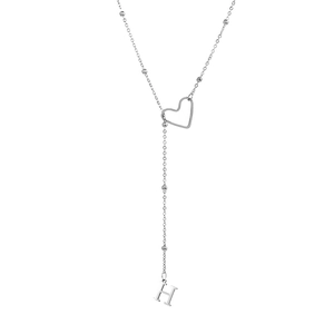 Détail du collier en Y en acier inoxydable argenté avec cœur évidé et pendentif lettre H