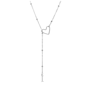 Vue détaillée du collier en Y argenté avec un cœur évidé et un pendentif de la lettre I
