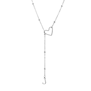 Détail du collier en Y en acier argenté avec cœur évidé et pendentif lettre J