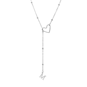 Détail du collier en Y argenté avec cœur évidé et pendentif de la lettre M