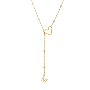 Détail du collier en Y doré avec breloque coeur et pendentif lettre M sur fond blanc