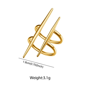 Vue détaillée d'une bague double anneau plaquée or 18 carats avec pointes coniques