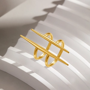 Détails d'une bague double anneau plaquée or 18 carats avec pointes géométriques