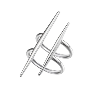 Vue détaillée d'une bague géométrique argentée à double anneau avec pointes verticales