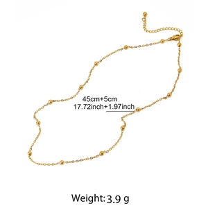 Détail du collier chaîne à billes dorées avec extension de 5 cm et fermoir mousqueton