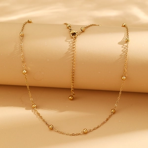 Collier minimaliste à chaîne dorée avec perles et fermoir mousqueton réglable en longueur
