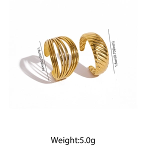 Detailansicht goldener C-Ohrringe mit 1,8cm Durchmesser, strukturiertes Mehrschicht-Design