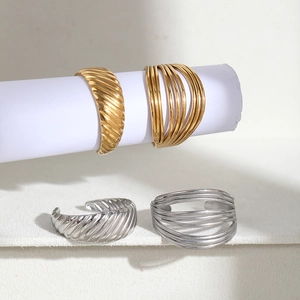 Verstellbare Edelstahlwellenringe und geschichtete Hohlringe in Gold und Silber