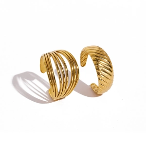 Minimalistisches Set aus verstellbaren goldenen Ringen mit strukturiertem Lagen-Design