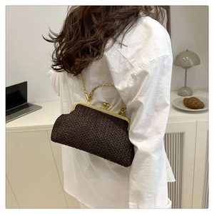 Sac à main tressé marron foncé avec fermoir doré et chaîne sur un mannequin femme