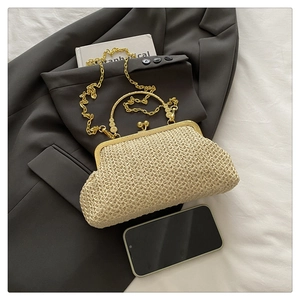 Détail du sac nuage tressé beige avec cadre doré, bandoulière chaîne et poignée