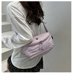 Détail du sac croissant en nylon violet clair imperméable avec double zip et logo métallique