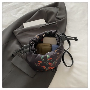 Capacité de rangement du sac seau à cordon avec motif de persimmon et accessoires