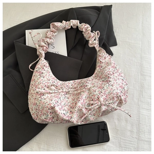Vue détaillée du sac floral en toile avec anse froncée et nœuds de décoration