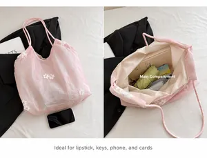 Détail du sac cabas en tulle rose avec broderie florale et grande capacité de rangement