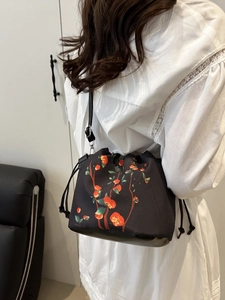 Sac seau noir élégant à cordon avec broderie florale traditionnelle et bandoulière cuir