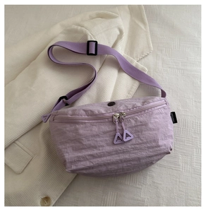 Détails de la sacoche poitrine en nylon lilas montrant la texture et la double fermeture éclair