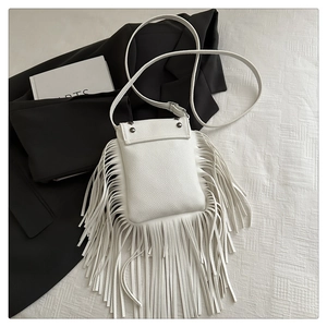 Dettaglio borsa porta cellulare in pelle bianca motivo litchi con frange e tracolla