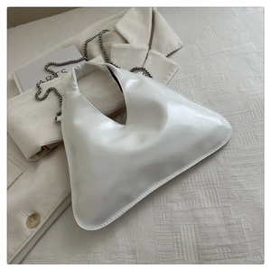 Detail der weißen Lackledertasche mit modernem V-Schnitt und silberner Metallkette für Damen