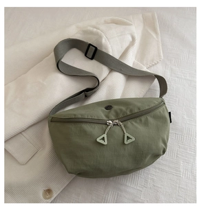 Détail de la sacoche en nylon imperméable avec tirette triangulaire en vert haricot