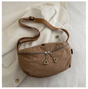 Détail du sac selle en nylon imperméable avec double fermeture éclair et bandoulière