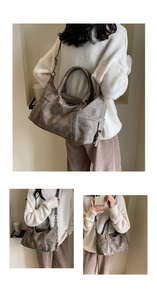 Detail der Vintage grauen Shopper-Tasche mit Seitentaschen und Metallkettenriemen