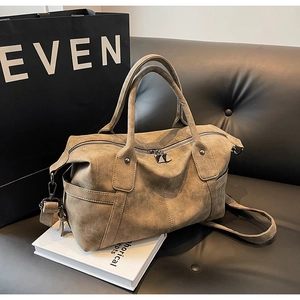 Detail der Vintage-Boston-Bag aus mattem Leder mit Doppelgriffen und Schulterriemen