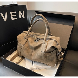 Detailansicht der braunen Vintage-Einkaufstasche aus mattem Leder in einer Geschenkbox